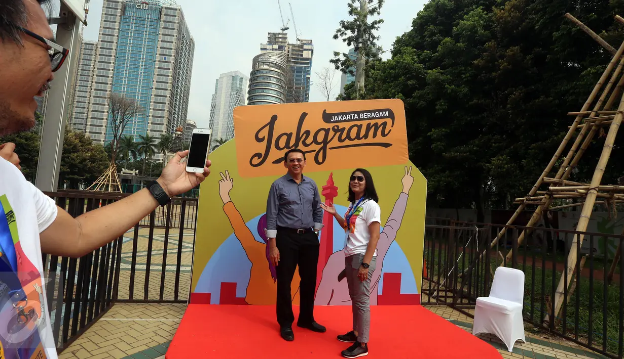 Calon Gubernur Basuki Tjahaja Purnama (Ahok) berpose bersama warga saat mengunjungi acara Jakarta Beragam (JakGram) di Plaza Selatan, Gelora Bung Karno, Jakarta, Sabtu (15/4). (Liputan6.com/Johan Tallo)