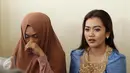 Ekspresi Adik Julia Perez, Nia Anggia dan Mamanya Sri Wulansih seusai perayaan ulang tahun ibunda Julia Perez ke 54 di RSCM, Jakarta, Senin (15/5). (Liputan6.com/Herman Zakharia)