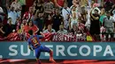 Striker Barcelona, Luis Suarez, setelah mencetak gol pertama ke gawang Sevilla pada laga leg pertama Piala Super Spanyol 2016 di Ramon Sanchez Pizjuan, Sevilla, Senin (15/8/2016) dini hari WIB. (AFP/Cristina Quicler) 