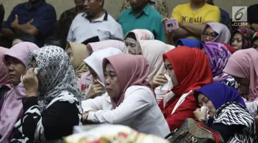 Kerabat mantan Wali Kota Kendari Asrun dan anaknya Wali Kota nonaktif Kendari Adriatma Dwi Putra mendengar sidang vonis di Pengadilan Tipikor, Jakarta, Rabu (31/10). Asrun dan Adriatma divonis 5 tahun 6 bulan penjara. (Liputan6.com/Herman Zakharia)