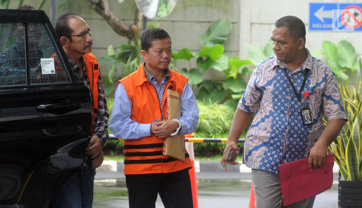 Hakim PN Jakarta Selatan nonaktif Iswahyu Widodo (kiri) dan Kepala Bidang SMP Dinas Pendidikan Kabupaten Cianjur Rosidin tiba di Gedung KPK, Jakarta, Jumat (22/2). Rosidin diduga korupsi DAK Pendidikan Kabupaten Cianjur. (Merdeka.com/Dwi Narwoko)
