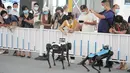 Para pengunjung berinteraksi dengan dua robot berkaki empat di area ekshibisi robot layanan dalam Pameran Perdagangan Jasa Internasional China (CIFTIS) 2020 di Beijing, ibu kota China, pada 7 September 2020. CIFTIS digelar pada 4-9 September di Beijing. (Xinhua/Cai Yang)
