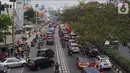 Kendaraan terjebak kemacetan di Jalan Margonda Raya, Depok, Jawa Barat, Sabtu (26/10/2019). Tingginya volume kendaraan menyebabkan jalan utama di Kota Depok tersebut tetap mengalami kemacetan, meski pengoperasian Jalan Tol Cijago Seksi II telah dilakukan. (Liputan6.com/Immanuel Antonius)