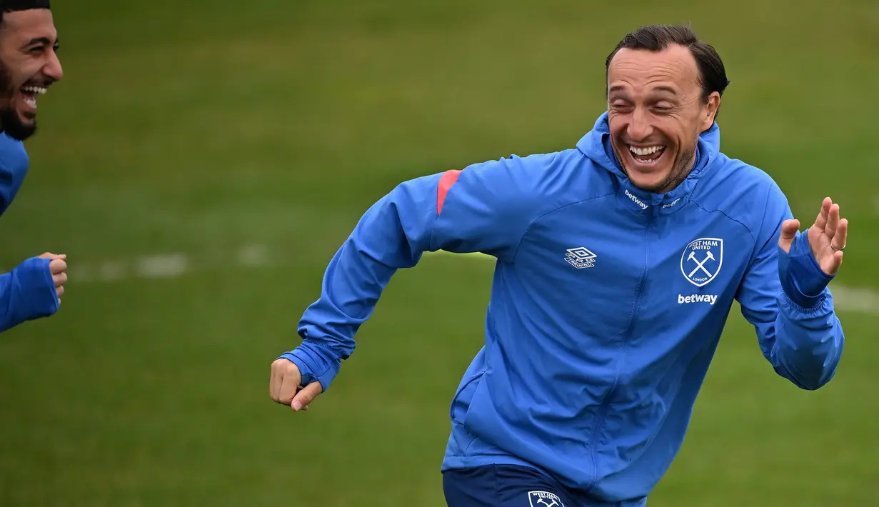 <p>Gelandang West Ham United Mark Noble (kanan) bereaksi selama sesi latihan menjelang duel leg I semifinal Liga Europa 2021/2022, di tempat latihan West Ham United di London timur, Rabu (27/4/2022). West Ham menjamu Eintracht Frankfurt di London Stadium pada Jumat, 29 April dini hari. Kedua kesebelasan mengincar tiket ke Liga Champions musim depan. (Ben Stansall / AFP)</p>