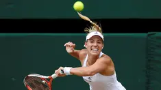 Petenis Jerman, Angelique Kerber saat beraksi melawan petenis Rumania, Simona Halep pada ajang Tenis Wimbledon di All England Lawn Tennis & Croquet Club, Wimbledon, Inggris, (5/7/2016). (REUTERS/Toby Melville)     