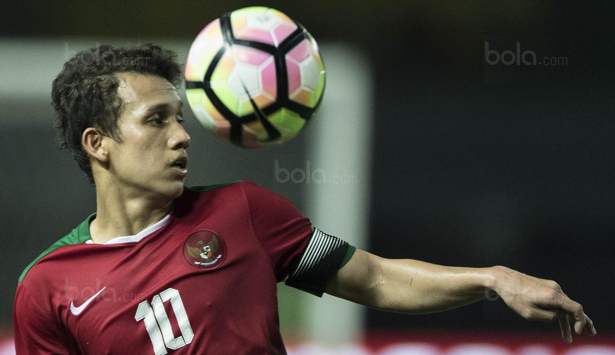 Gelandang Timnas Indonesia U-19, Egy Maulana Vikri, berusaha mengontrol bola saat melawan Kamboja U-19 pada laga persahabatan di Stadion Patriot, Bekasi, Rabu (4/10/2017). Indonesia menang 2-0 atas Kamboja. (Bola.com/Vitalis Yogi Trisna)