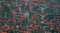 Dukungan The Jakmania saat Persija Jakarta menjamu RCD Espanyol pada laga persahabatan di Stadion Patriot, Bekasi, (19/7/2017). Persija kalah 0-7. (Bola.com/Nicklas Hanoatubun)