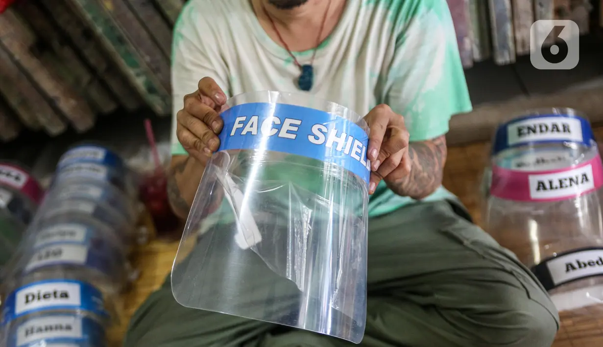 Bucek menunjukkan face shield di workshopnya di kawasan Bekasi, Jawa Barat, Rabu (3/6/2020). Face shield tersebut dijual dengan harga Rp 20 ribu hingga Rp 25 ribu. (Liputan6.com/Faizal Fanani)