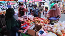 Pembeli memilih makanan untuk berbuka puasa (takjil) di kawasan Pasar Lama, Kota Tangerang, Selasa (20/4/2021). Bulan Ramadhan, membuat sejumlah pedagang takjil musiman bermunculan dan menawarkan aneka makanan dan minuman untuk umat Islam yang menjalankan puasa. (Liputan6.com/Angga Yuniar)
