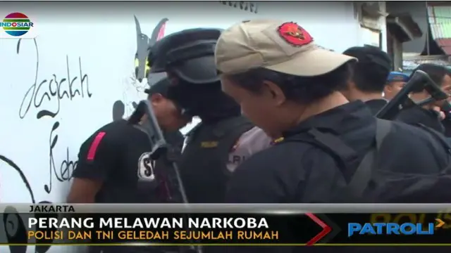 Sedikitnya tiga rumah digeledah salah satunya terpaksa didobrak TNI lantaran terkunci rapat.