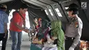 Sejumlah keluarga korban pesawat jatuh Lion Air JT 610 saat mendatangi posko di Pelabuhan Tanjung Priok, Jakarta, Selasa (30/10). Mereka datang karena ingin melihat barang-barang milik kerabat yang ditemukan tim evakuasi. (Merdeka.com/Iqbal S. Nugroho)