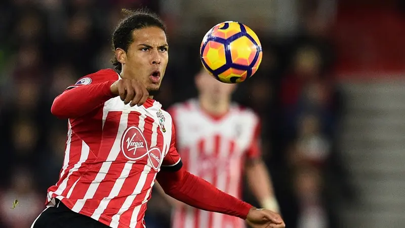 Juventus Ikut Buru Van Dijk