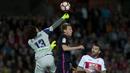 Kiper Granada, Guillermo Ochoa, duel udara dengan gelandang Barcelona, Ivan Rakitic. Kemenangan ini membuat Barcelona masih berada di posisi ke dua menempel ketat Real Madrid di puncak klasemen. (AFP/Jorge Guerrero)