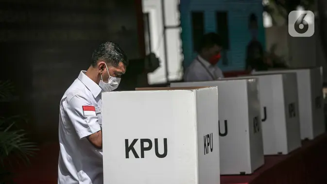Petugas melakukan pencoblasan surat suara saat simulasi Pemilu 2024 di Kantor KPU RI, Jakarta, Selasa (22/3/2022). Simulasi digelar untuk memberikan edukasi kepada masyarakat terkait proses pemungutan dan penghitungan suara pemilu serentak tahun 2024. (/Faizal Fanani)