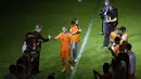 Pemain Belanda, Wesley Sneijder, menyalami rekan nya usai menjalani laga terakhir bersama timnas Belanda di Stadion Johan Cruijff, Amsterdam, Kamis (6/9/2018). Sneijder telah mencatatkan 134 penampilan dan menyumbang 31 gol. (AP/Peter Dejong)
