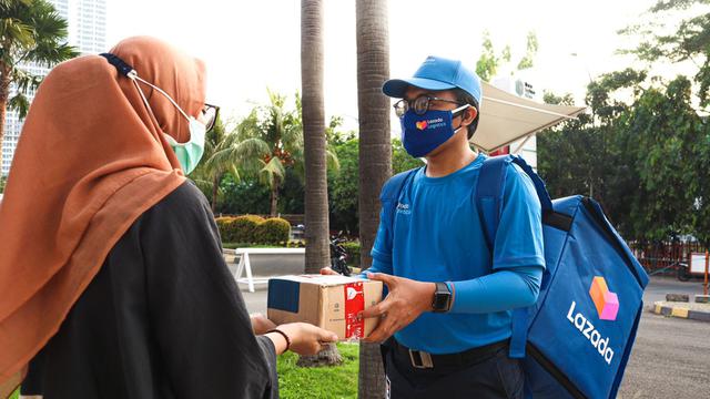 Kurir Lazada Logistics dengan seragam setelah rebranding (Dok. Lazada)