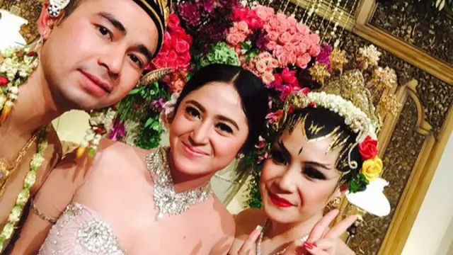 Selfie Heboh Artis di Resepsi Raffi Ahmad-Nagita Slavi