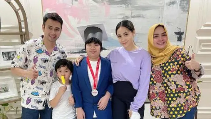 Rieta Amalia bersama keluarga Raffi Ahmad