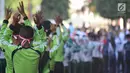 Peserta melakukan tari Gemu Famire untuk memecahkan rekor MURI juga merayakan HUT ke-73 TNI di Simpang Lima Semarang, Selasa (4/9). Dalam melakukan tari Gemu Famire, para peserta menggunakan seragam olahraga angkatan masing-masing . (Liputan6.com/Gholib)