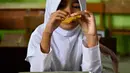 Diketahui, program Makan Bergizi Gratis (MBG) bertujuan membantu orang tua wali memenuhi kebutuhan gizi anak didik. Serta dapat meringankan beban perekonomian orang tua atau wali murid. (CHAIDEER MAHYUDDIN/AFP)