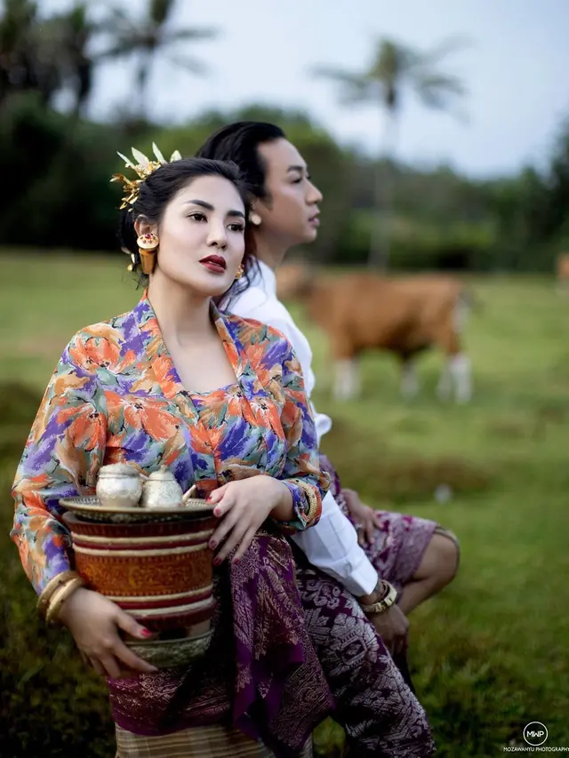 7 Pemotretan Nindy Ayunda dan Jovi Adhiguna dengan Busana Adat Bali