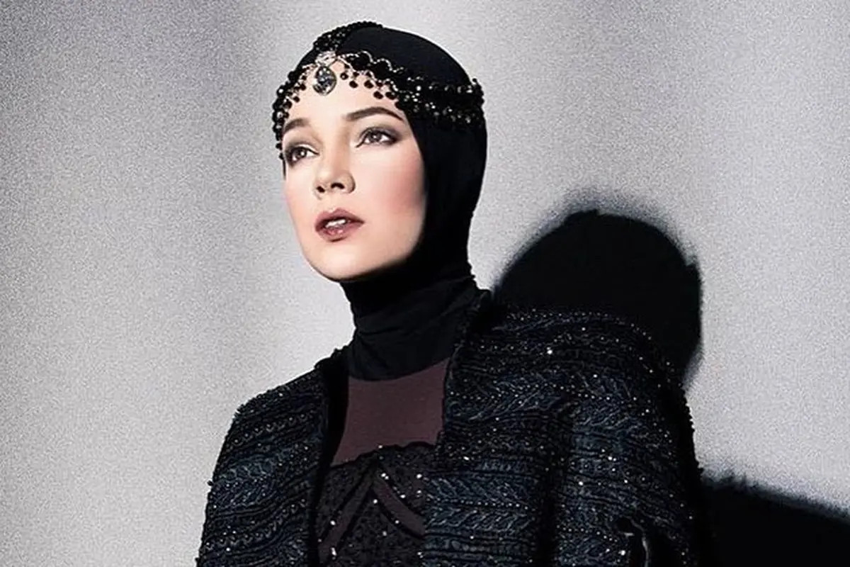 [Bintang] 8 Potret Artis Indonesia Pakai Busana Hitam, Siapa Paling Cantik?