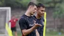 Pemain Persija Jakarta, Ondřej Kúdela, berbincang dengan Rezaldi Hehanusa saat sesi latihan di Nirwana Park Sawangan, Jawa Barat, Kamis (7/7/2022). Latihan merupakan persiapan jelang bergulirnya Liga 1 musim 2022/2023. (Bola.com/M Iqbal Ichsan)
