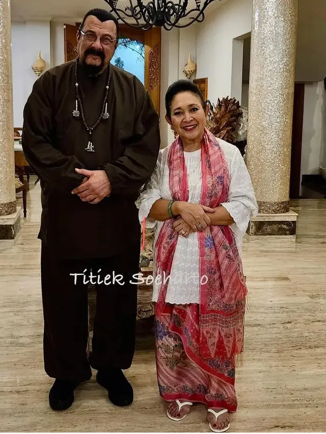 Titiek Soeharto saat Bertemu Aktor Hollywood, Steven Seagal. [@titieksoeharto]