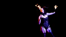 Penampilan Roxy Devil dalam Burlesque Show di Madrid, Spanyol, Jumat (25/1). Burlesque berasal dari kata Italia 'burlesco' yang berarti lawakan, kejahilan atau ejekan. (Benjamin CREMEL/AFP)