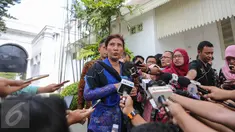 Menteri Kelautan dan Perikanan, Susi Pudjiastuti memberikan keterangan usai menemui Presiden Jokowi di Istana Merdeka, Jakarta, Senin (22/6). Kedatangan Menteri Susi untuk melaporkan dicabutnya izin 15 perusahaan ikan. (Liputan6.com/Faizal Fanani)
