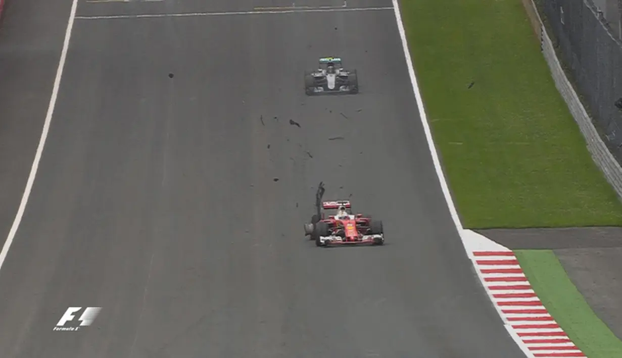Pebalap Ferrari, Sebastian Vettel, mengalami pecah ban saat balapan F1 GP Austria di Sirkuit Red Bull Ring, Austria, Minggu (3/7/2016). (Bola.com/Twitter/F1)