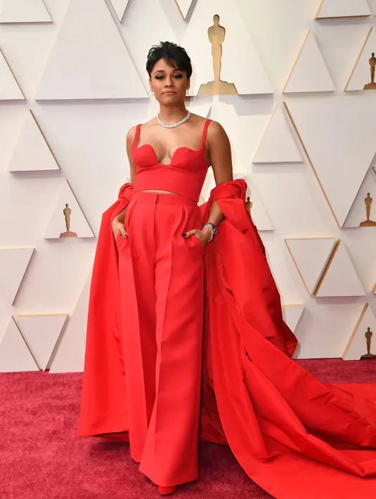 Ariana Debose tampil mengenakan outfit serba merah dari koleksi Valentino Couture. Cape, bralette, dan celana panjang yang dikenakannya seperti merangkum sentimen dan karakter Ariana dengan sempurna. Foto: Instagram.