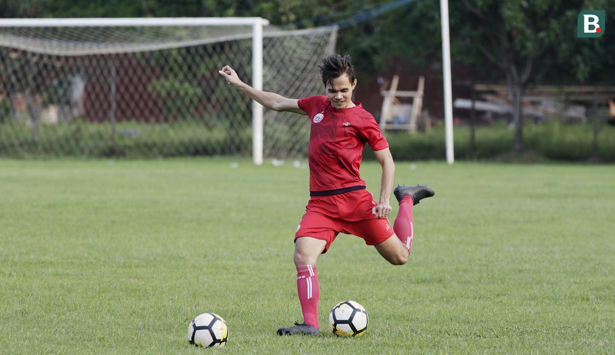 Pemain Persija Jakarta, Rezaldi Hehanusa, melepaskan tendangan bebas saat mengikuti sesi latihan jelang laga Liga 1 di Lapangan Sutasoma, Jakarta, Jumat (07/12). Persija akan berhadapan dengan Mitra Kukar. (Bola.com/M Iqbal Ichsan)