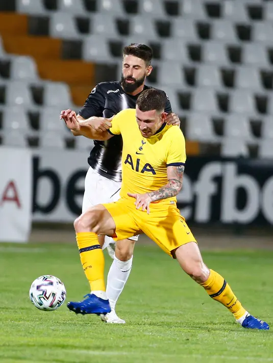 Gelandang Tottenham Hotspur, Pierre-Emile Hojbjerg  dan pemain Lokomotiv Plovdiv, Dimitar Iliev berebut bola dalam laga babak kualifikasi kedua Liga Europa 2020-2021 di Stadion Lokomotiv, Bulgaria, Kamis (17/9/2020). Tottenham susah payah kalahkan Lokomotiv Plovdiv 2-1. (AP Photo/Anton Uzunov)
