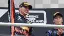Pebalap Red Bull Max Verstappen (Kiri) mengangkat piala usai memenangkan F1 GP Jerman di Hockenheimring, Hockenheim, Minggu (28/7/2019). Ini adalah kemenangan kedua Verstappen pada persaingan F1 GP 2019. (AP Photo/Jens Meyer)