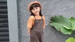 Gaya Graciella Abigail sendiri sering kali mencuri perhatian. Menggunakan busana berwarna cokelat dan oranye, serta topi, penampilan aktris cilik kelahiran 14 Desember 2012 ini terlihat begitu menggemaskan. (Liputan6.com/IG/@graciellaabigail)