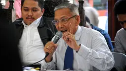 Laurens Siburian kuasa hukum Golkar kubu Agung Laksono saat menghadiri sidang kasus sengketa Partai Golkar di PTUN Jakarta Timur, Senin (4/5/2015). Dalam sidang tersebut dihadirkan Zainal Arifin Husein menjadi saksi ahli (Liputan6.com/Yoppy Renato) 