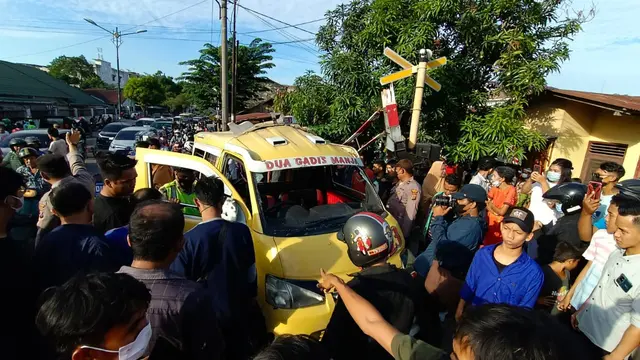 Tabrakan kereta api dengan angkot