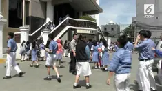 Gempa guncang Jakarta, akibatnya sebuah sekolah di Teluk Gong Jakarta Barat memulangkan siswanya karena takut terjadinya gempa susulan