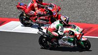 Aksi Marc Marquez dan Johann Zarco saat balapan MotoGP 2025 di Sirkuit Mandalika, Lombok, Minggu (5/10/2025) siang WITA. (SONNY TUMBELAKA / AFP)