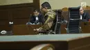 Terdakwa suap pengadaan dan pelaksanaan pembangunan kampus IPDN Sumbar Kab Agam 2011, Dudy Jocom saat sidang putusan di Pengadilan Tipikor Jakarta, Rabu (14/11). Dudy dinyatakan bersalah dan divonis empat tahun penjara. (Liputan6.com/Helmi Fithriansyah)