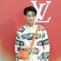 Win Metawin di Fashion Show Louis Vuitton, credit: Instagram @voguethailand