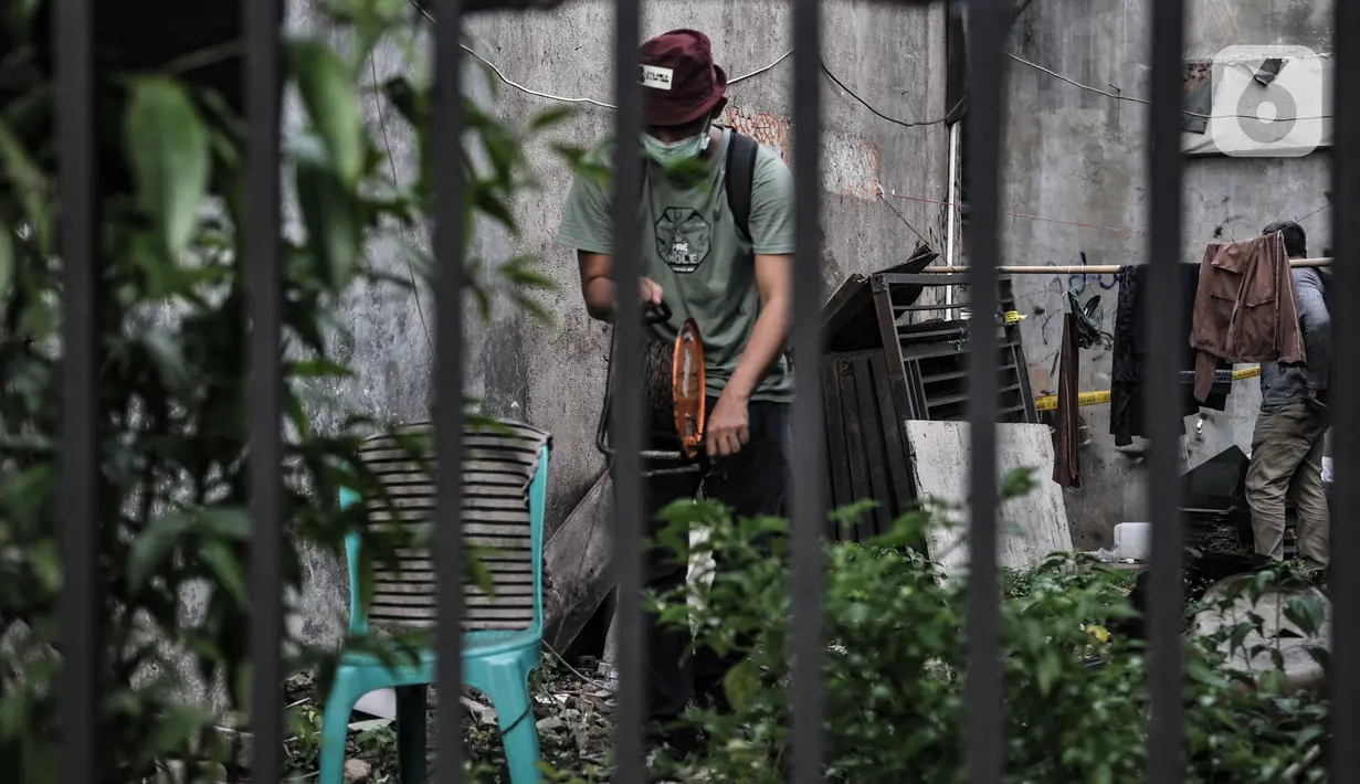 Tim Gegana memasang kabel saat hendak meledakkan salah satu barang bukti milik terduga teroris di kawasan Condet, Jakarta Timur, Senin (29/3/2021). Tim Gegana meledakkan benda yang memiliki daya ledak di lantai atas rumah terduga teroris. (merdeka.com/Iqbal S Nugroho)