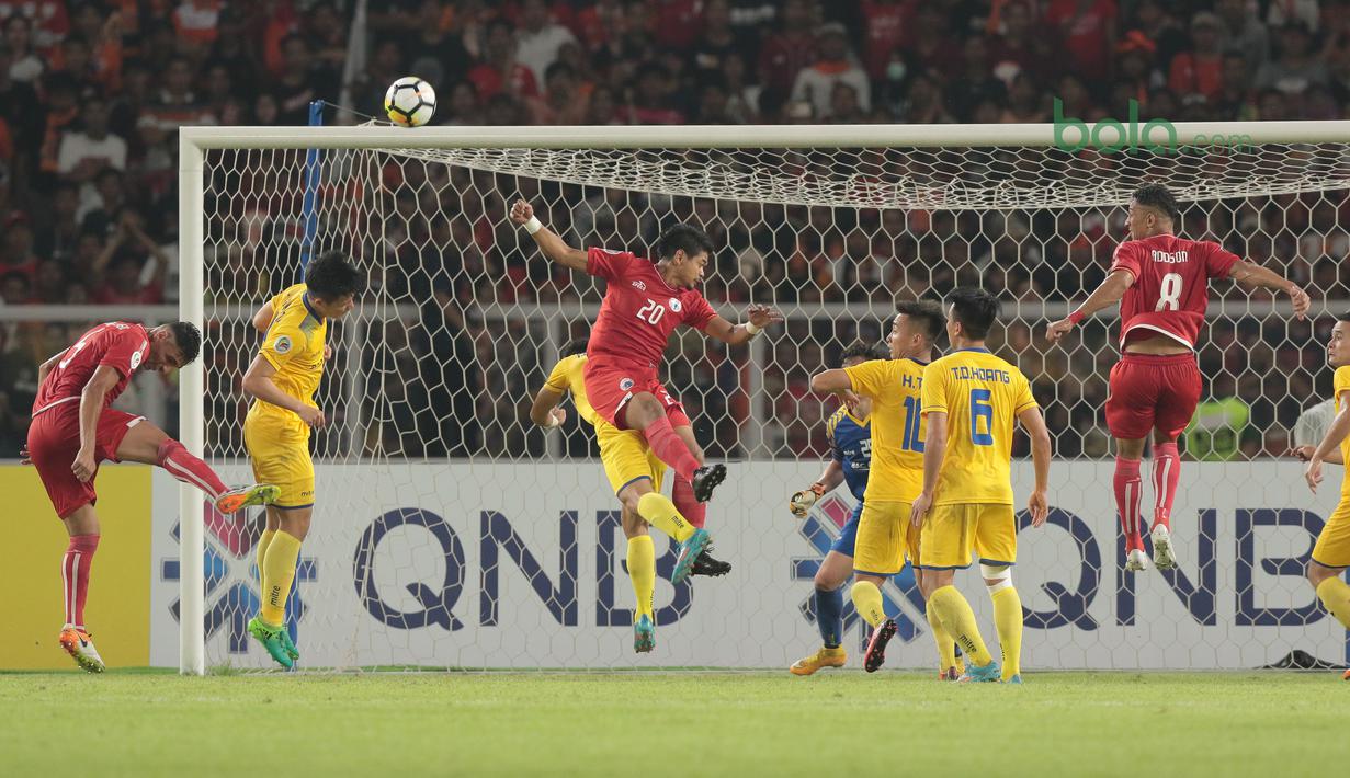 Aksi pemain Persija Jakarta, Bambang Pamungkas menyundul bola ke gawang Song Lam Nghe An FC pada laga Piala AFC 2018 di Stadion Utama GBK, Senayan, Jakarta, (13/3/2018). Persija Jakarta menang 1-0. (Bola.com/Nick Hanoatubun)