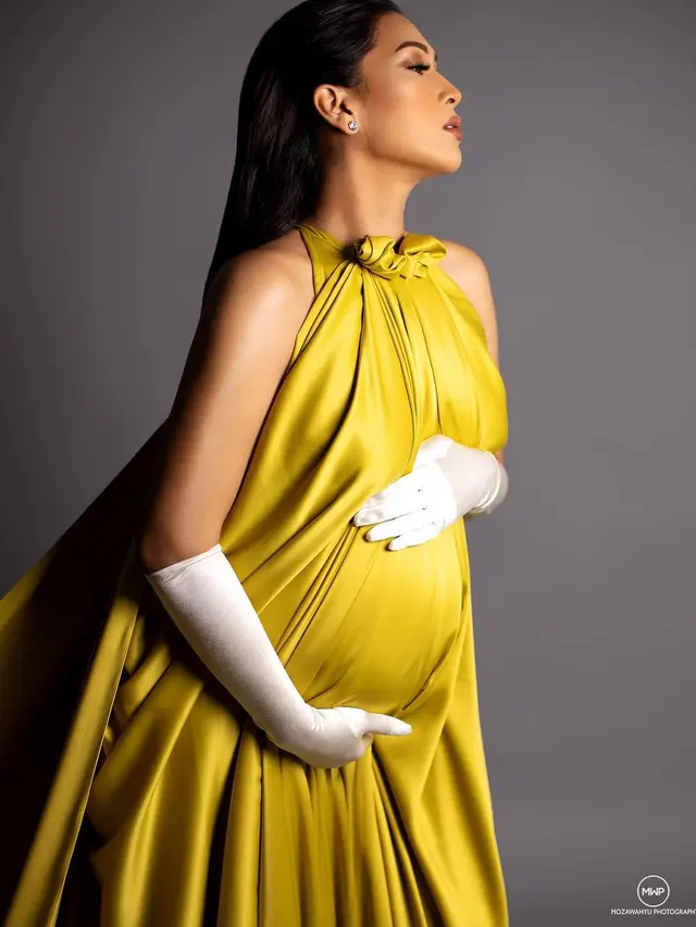 6 Gaya Maternity Shoot Terbaru Tata Janeeta, Memukau dengan Kain Batik