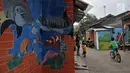 Aktivitas warga di sekitar mural 3D  yang menghiasi Kampung Pekayon Jaya, Bekasi, Kamis (14/6). Gambar 3D dibuat dengan sejumlah tema berupa taman bermain anak-anak, dasar laut dan pantai, serta hutan dan fauna. (Merdeka.com/ Iqbal S. Nugroho)