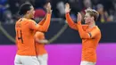 Bek Belanda, Virgil Van Dijk, merayakan gol bersama Frenkie De Jong pada laga UEFA Nations League di Veltins Arena, Gelsenkirchen, Senin (19/11/2018). Kedua tim bermain imbang 2-2. (AP/Martin Meissner)