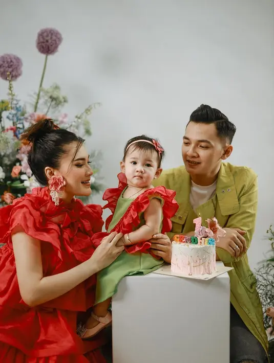 "Alhamdulillah Selamat Adek Sayang @nellakharisma dan mas @doryharsa," tulis  Fitri Carlina. "selamat @nellakharisma semoga lekas sehat kembali. adiknya gendhis jg sehat2 Aamiin," tulis sinyoritaesperanza. [Instagram/nellakharisma]