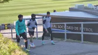 Para pemain Real Sociedad bersiap berlatih di kompleks latihan Zubieta di selatan Kota San Sebastian, Kamis (13/1/2024). (Bola.com/Yus Mei Sawitri)