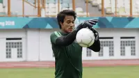 Kiper Indonesia, Muhammad Ridho, menangkap bola saat sesi latihan di Stadion Wibawa Mukti, Jawa Barat, Jumat (02/11/2018). Latihan tersebut dalam rangka persiapan jelang laga Piala AFF 2018.  (Bola.com/M Iqbal Ichsan)